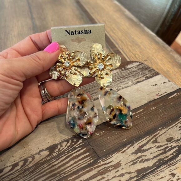*Natasha* Large Gold Floral Resin Dangle Earrings NWT - Picture 2 of 3